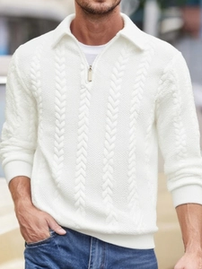 Dettaglio maglione in maglia bianca con colletto polo, cerniera e trama a trecce