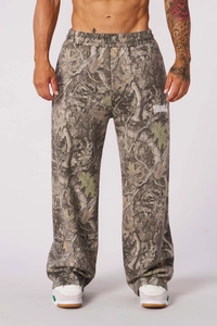 Dettaglio dei pantaloni mimetici a gamba dritta con ricamo bianco del marchio Youngla