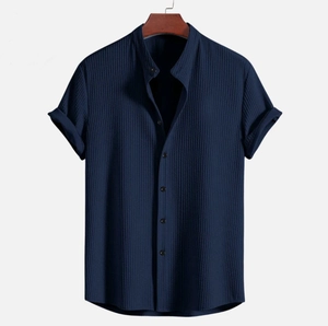 Détail de la chemise en velours côtelé bleu marine avec texture ondulée et col officier