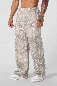 Dettaglio della stampa camo rami sui pantaloni sportivi casual ampi a gamba dritta