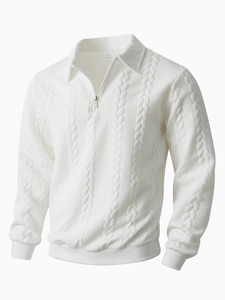 Détail du sweat polo blanc pour homme avec maille texturée et col demi-zippé