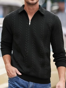 Dettaglio del maglione nero da uomo in maglia con trama jacquard e colletto con zip corta