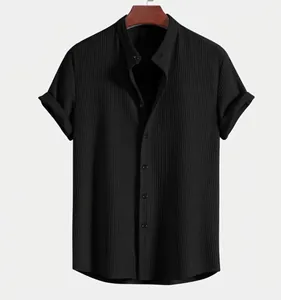 Vue détaillée de chemise homme en velours côtelé noir avec col montant et tissu texturé