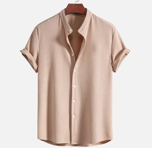 Vue détaillée de la chemise beige pour homme en velours côtelé à manches courtes et boutons