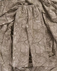 Dettaglio dei pantaloni mimetici con vita elastica a coulisse e logo YoungLA ricamato