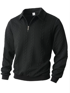 Détail du polo en maille noire avec col zippé et tissage texturé en 3D