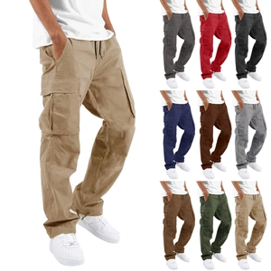 Détail de la taille à cordon et des multiples poches sur ce pantalon cargo homme