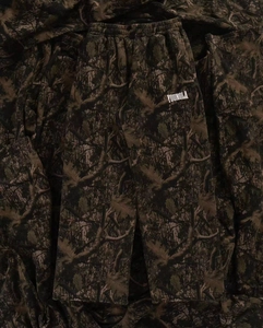Dettaglio dei pantaloni mimetici YoungLA con stampa giungla realistica e logo del marchio