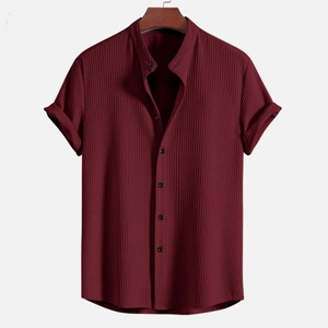 Vue détaillée de la texture de la chemise bordeaux en velours et du col officier