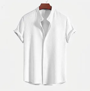 Détail d'une chemise blanche en velours avec col mandarin et texture à rayures verticales