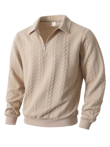 Détails de la maille torsadée sur un pull pour homme avec col montant à demi-fermeture