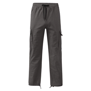 Vue détaillée du pantalon cargo gris foncé montrant la taille élastiquée et grandes poches