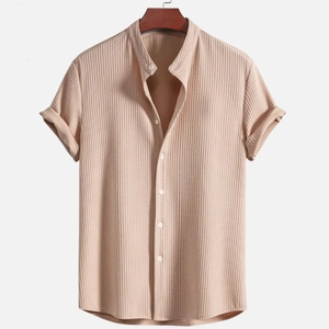 Chemise homme à col officier en seersucker beige clair sur un cintre en bois