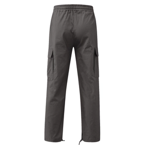 Détails d'un pantalon cargo gris foncé avec poches latérales et cordons ajustables