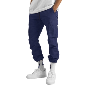 Détail du pantalon cargo bleu marine avec poches latérales, cordon et chevilles serrées