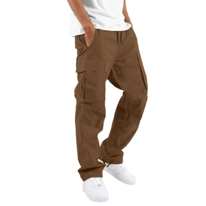 Détail du pantalon cargo marron foncé avec poches à rabat et cordon de serrage noir