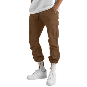 Détail du pantalon cargo marron avec poches multiples et chevilles à cordon ajustable