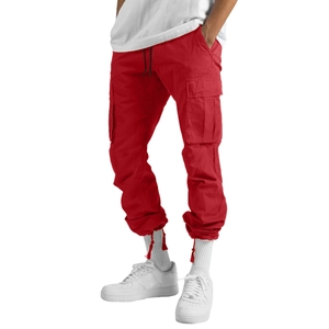 Vue détaillée du pantalon cargo rouge avec poches multiples et sangles de cheville