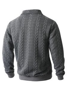 Vue arrière détaillée du gilet gris foncé pour hommes avec tricot torsadé et motifs losanges