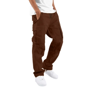 Détail du pantalon cargo marron foncé avec grandes poches à rabat et cordon de serrage