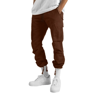 Détail du pantalon cargo marron pour homme avec grandes poches et cordons de serrage