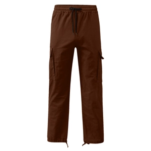 Détail d'un pantalon cargo marron avec taille élastique à cordon et grandes poches à rabat