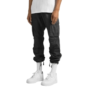 Vue détaillée du pantalon cargo avec poches à rabat et ourlet à cordon de serrage réglable