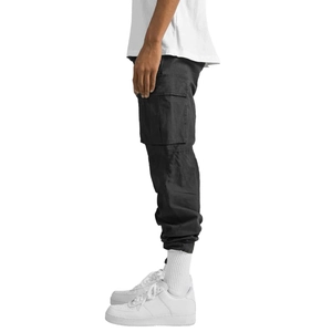 Détail du pantalon cargo gris anthracite avec poches latérales et ourlets côtelés