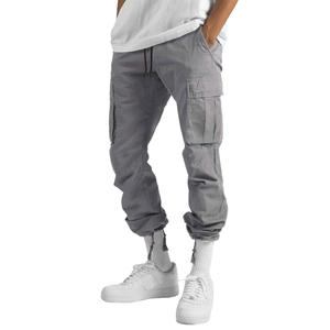 Détail de ce pantalon cargo gris clair avec grandes poches 3D et taille à cordon réglable
