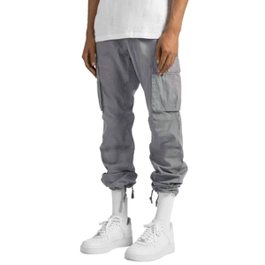 Détail du pantalon cargo gris montrant les poches latérales et l'ourlet à cordon