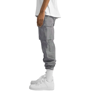 Détail de la poche cargo latérale et de l'ourlet resserré du pantalon pour homme