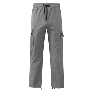 Vue détaillée du pantalon cargo gris pour hommes avec cordon de serrage et poches à rabat