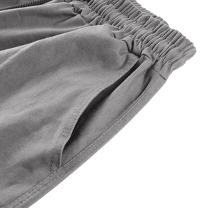 Vue détaillée de la taille élastique et de la couture de poche de ce pantalon cargo gris