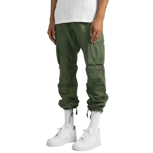 Vue détaillée du pantalon cargo homme vert armée avec grandes poches à rabat et cordons