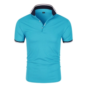 Dettaglio del colletto polo color verde acqua con strisce rosse, bianche e blu