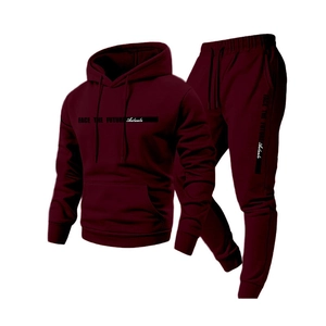 Dettaglio della tuta bordeaux con scritta FACE THE FUTURE sulla felpa e sui pantaloni