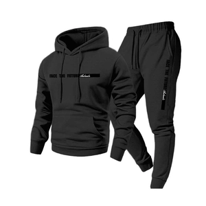 Tuta da uomo nera streetwear con felpa con cappuccio e pantaloni sportivi coordinati