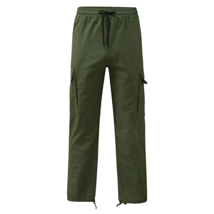 Détail de la taille élastique à cordon et des grandes poches sur ce pantalon cargo