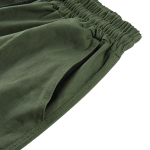 Détail du pantalon cargo vert armée avec taille élastique, cordon noir et coutures renforcées