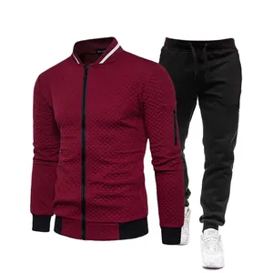 Detalle de chaqueta acolchada de diamantes color burdeos y joggers negros en set