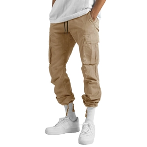 Détail du pantalon cargo kaki avec de grandes poches à rabat et ourlet à cordon