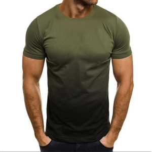 Detalle de camiseta entallada para hombre con degradado de verde oliva a negro