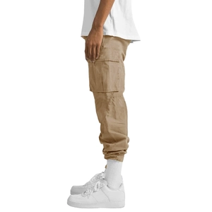 Vue détaillée du pantalon cargo kaki avec de grandes poches latérales et tissu robuste