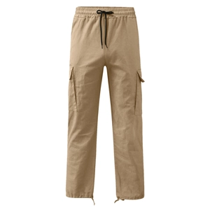 Détail du pantalon cargo kaki avec taille à cordon et grandes poches latérales à rabat