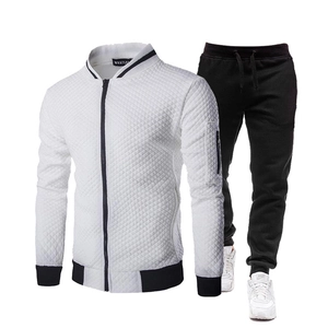 Chándal de hombre con chaqueta acolchada blanca con cremallera y pantalón negro