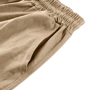 Détail du pantalon cargo kaki avec taille élastique à cordon et poches latérales