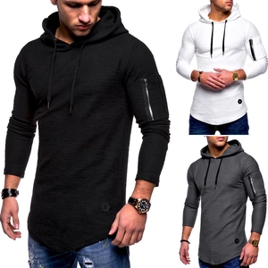 Détail du tissu gaufré et poche zippée sur le bras pour ce sweat à capuche ajusté