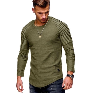Dettaglio della t-shirt plissettata verde militare a maniche lunghe con tessuto ruvido