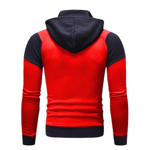 Vue arrière d'un sweat à capuche ajusté avec blocs de couleurs rouge et bleu marine