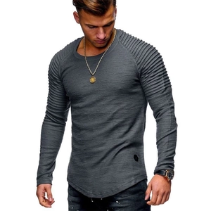 T-shirt uomo grigio scuro a maniche lunghe con maniche a pieghe e orlo curvo moderno